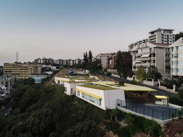Jardín infantil Arslanian con techo verde / Studio Etienne Bastormagi + Meg Architects - Fotografía exterior, Kindergarten, Fachada