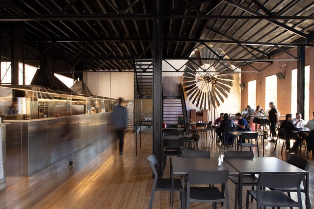 Rehabilitación Emporio Echaurren / Fantuzzi + Rodillo Arquitectos - Fotografía interior, Retail, Fijación Vigas, Mesas, Sillas