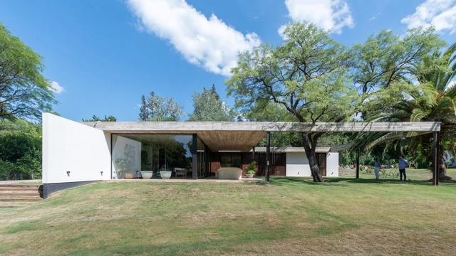 Casa PLC / Catalina Lanza Castelli + AR Arquitectos - Fotografía exterior, Casas, Jardín, Fachada