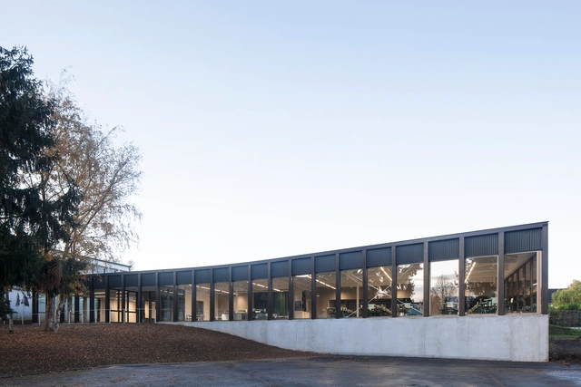 Cafetería escolar y salón multiuso / LT2A - Fotografía exterior, Escuelas, Fachada