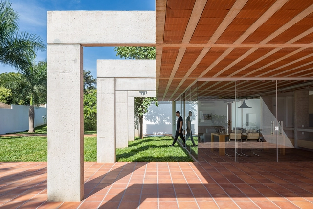 Casas brasileiras: 9 residências com viga invertida - Imagem de Destaque