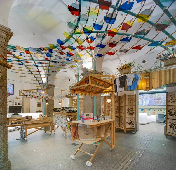 Made in Madrid! Tienda de regalos y punto de información / Izaskun Chinchilla Architects - Fotografía interior, Tienda