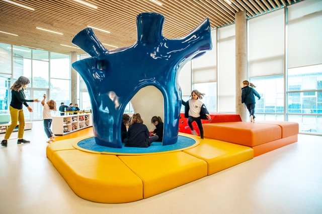 圣安德鲁兄弟会学校，交互式的教学空间 / Rosan Bosch Studio  - 室内图, 小学及初中