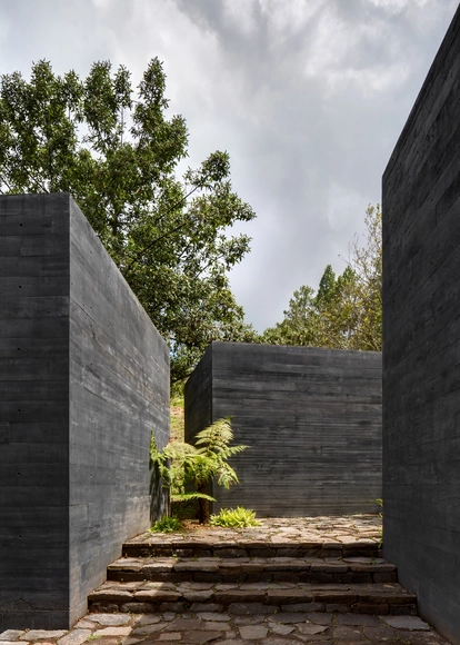 Cómo se fabrica el hormigón negro (y su aplicación en 7 proyectos) - Imagen Principal