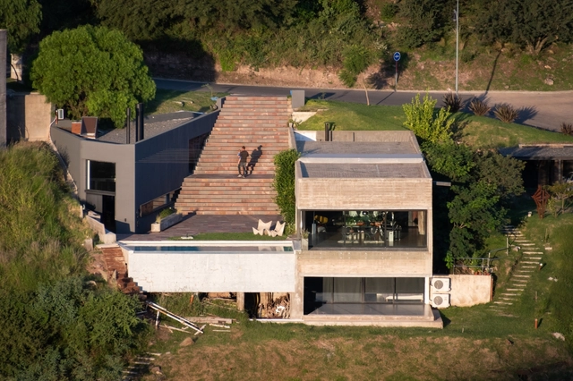 Casa Escondida en el paisaje / Bender Freiberg Arquitectos - Fotografía exterior, Casas, Jardín, Fachada