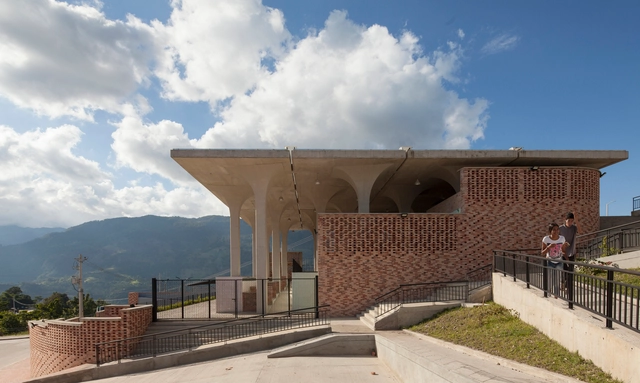 Praça do Mercado Gramalote / Niro Arquitectura + OAU | Oficina de Arquitectura & Urbanismo - Fotografia de Exterior, Mercado, Arco, Cerca