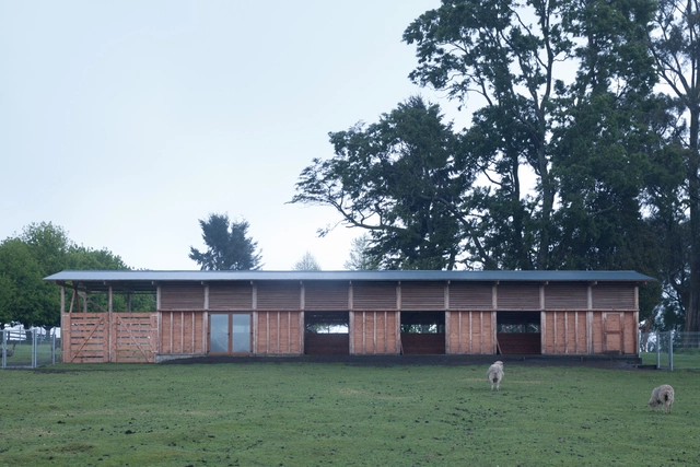 Aviário e estábulo no Parque El Encanto / DRAA - Fotografia de Exterior, Outras Estruturas, Fachada
