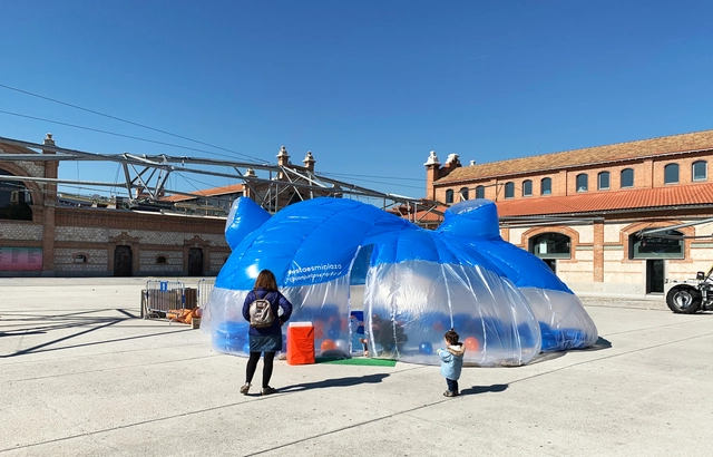 Intervención Esta es mi plaza / Conjuntos Empáticos - Fotografía exterior, Instalaciones Temporales, Fachada