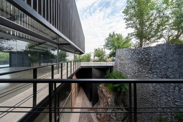 Locales E55 La Calera	 / Bender Freiberg Arquitectos - Fotografía exterior, Tienda, Fachada, Barandas, Cierros