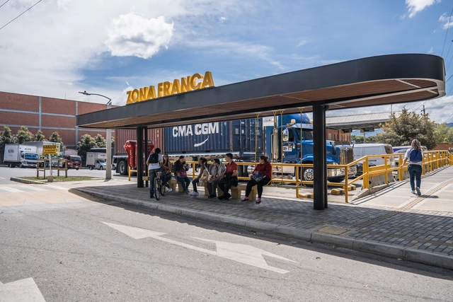 Parada de bus lúdica / Arquiurbano Taller - Fotografía exterior, Estación De Buses, Fachada, Puerta