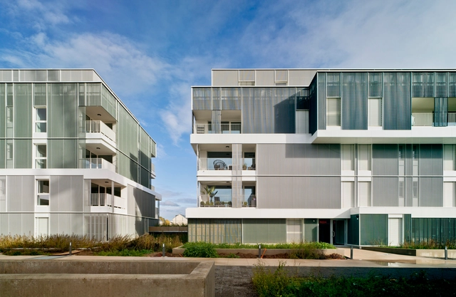 Viviendas Bon Marché y Espacio Verde Público / Temperaturas Extremas Arquitectos - Fotografía exterior, Residencial, Fachada, Balcón