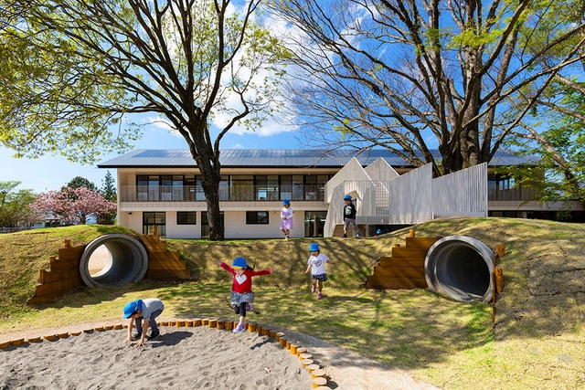 Jardim de Infância e Berçário MRN / HIBINOSEKKEI + Youji no Shiro - Jardim De Infância