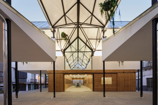 Rehabilitación del mercado de abastos municipal y espacio joven / Ácrono Arquitectura + Blanca Esteras Serrano - Fotografía interior, Mercado, Fachada, Fijación Vigas, Arco, Pilares, Iluminación
