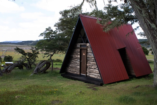 Cabina Sanitaria Parque Karukinka / SAA arquitectura + territorio - Fotografía exterior, Baños, Jardín, Fachada
