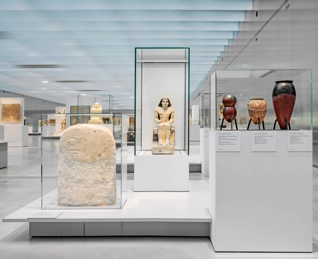 Cómo diseñar interiores de museos: Vitrinas para proteger y destacar el arte - Imagen Principal