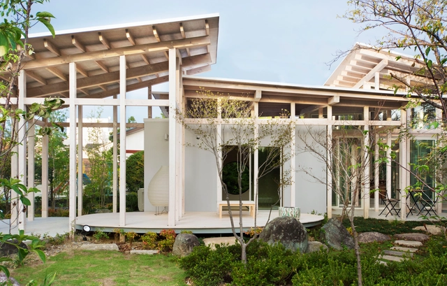 House Surrounded by Hedges / Studio Velocity - Houses, Garden, Facade, Beam, Door, Column, Arch, Chair