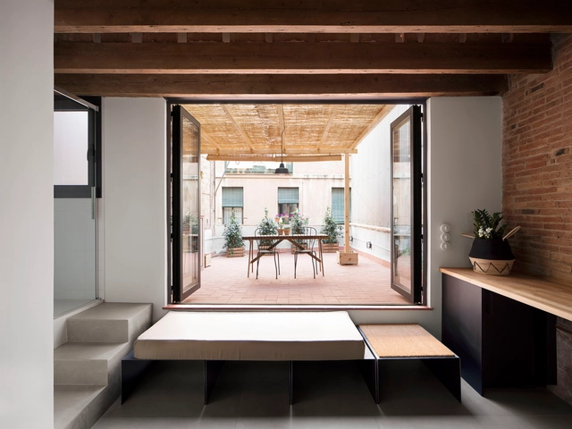 Pequeño ático en Gràcia  / NORA studio - Fotografía interior, Renovación, Fachada, Fijación Vigas, Mesas, Sillas