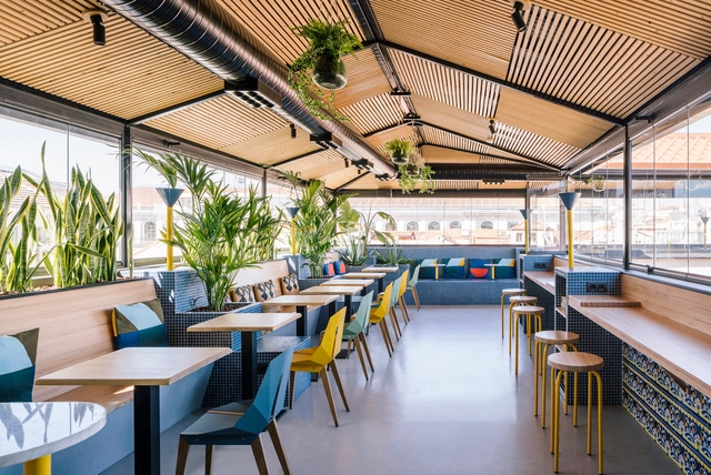 Azotea Sleep’n Atocha / Mariana de Delás - Fotografía interior, Sustentabilidad, Patio, Fijación Vigas, Mesas, Sillas