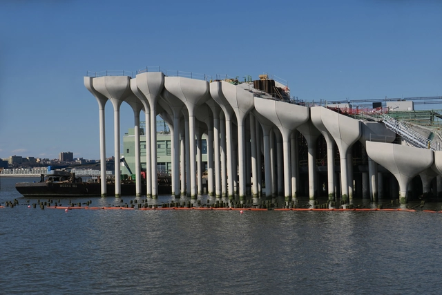 La obra del parque flotante Pier 55 ya está tomando forma en la costa de Nueva York - Cine Y Arquitectura