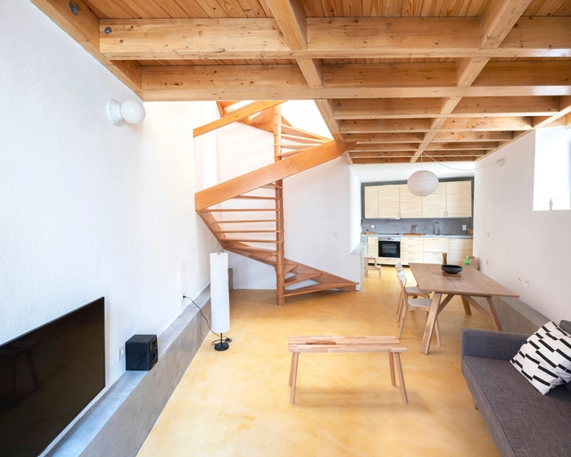 Versatilidad de escaleras de madera en 20 casas portuguesas - Imagen Principal