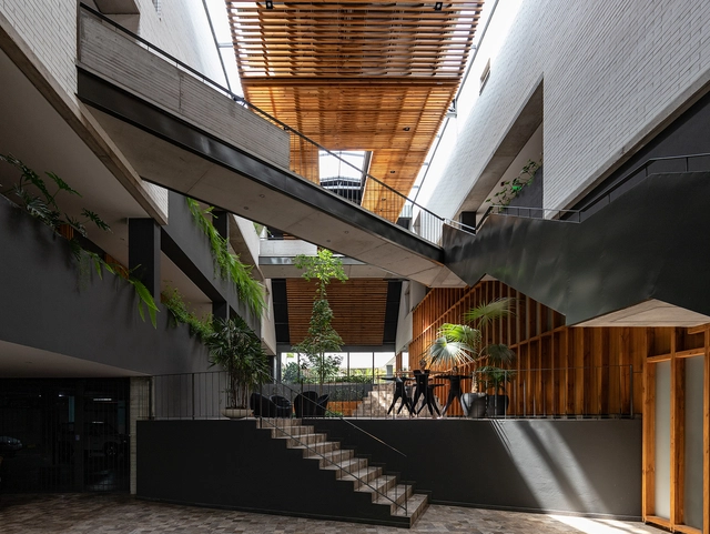 Edifício Natura / Diez + Muller Arquitectos - Fotografia de Interiores, Edifícios De Escritórios, Escada, Viga