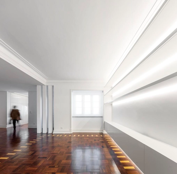 Apartamento Praça de Londres / João Tiago Aguiar Arquitectos - Fotografia de Interiores, Edifício De Apartamentos, Porta, Fachada, Corrimão, Escada, Iluminação