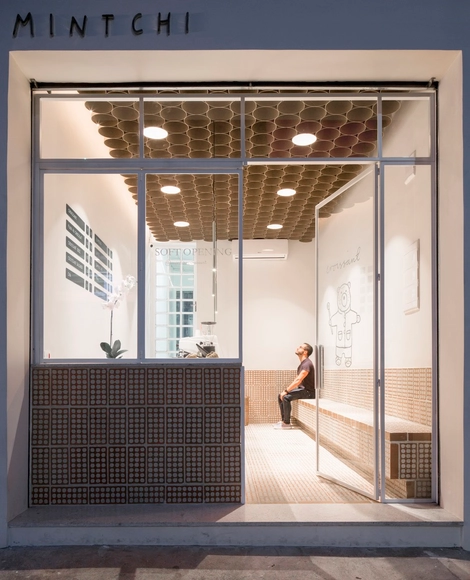 Mintchi Croissant / Dezembro Arquitetos - Fotografia de Interiores, Armazéns, Porta, Fachada, Corrimão, Banco, Cadeira