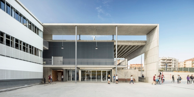 Instituto de Enseñanza Secundaria Vilafranca del Penedès / Jordi Farrando - Fotografía exterior, Escuela Secundaria, Fachada