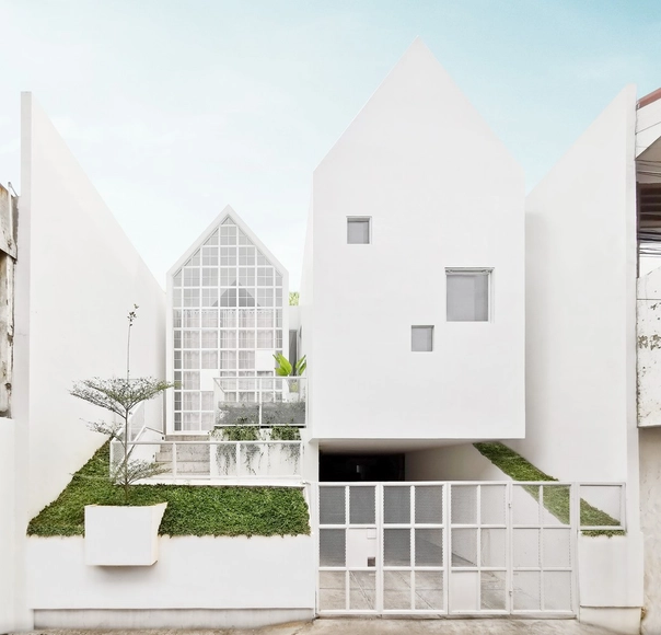 Casa UR / Semiotic Arsitek - Fotografía exterior, Casas, Fachada