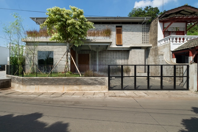 Centro de Aprendizaje Asrama Pesantren Tahfizh Akhwat / Bitte Design Studio - Fotografía exterior, Dormitorios, Puerta