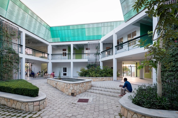 GHESKIO Tuberculosis Hospital / MASS Design Group - Exterior Photography, Hospital , Courtyard