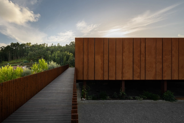 Espaço de eventos Caixa de Matéria Suspensa / MMVARQUITECTO - Fotografia de Exterior, Centro De Artes, Jardim, Fachada