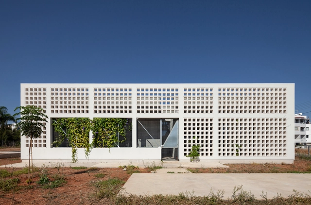 A House with Four Gardens / draftworks architects - Exterior Photography, Houses, Facade, Door