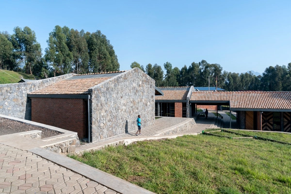 Escuela Primaria Ruhehe / MASS Design Group - Fotografía exterior, Escuelas