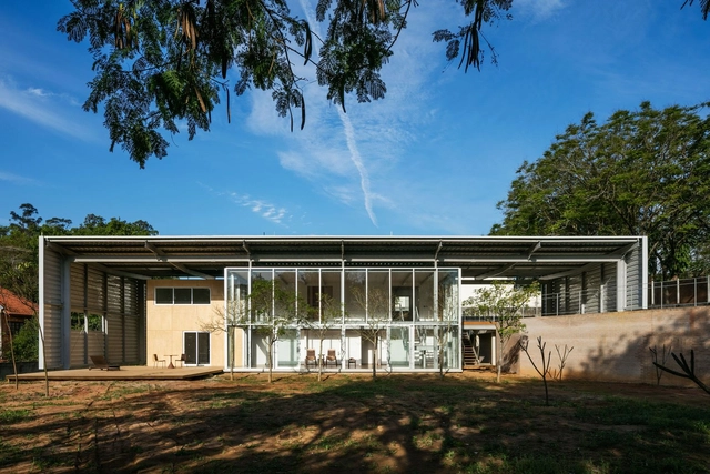 Residência T.R. / Andrade Morettin Arquitetos Associados - Fotografia de Exterior, Casas, Jardim, Fachada, Porta