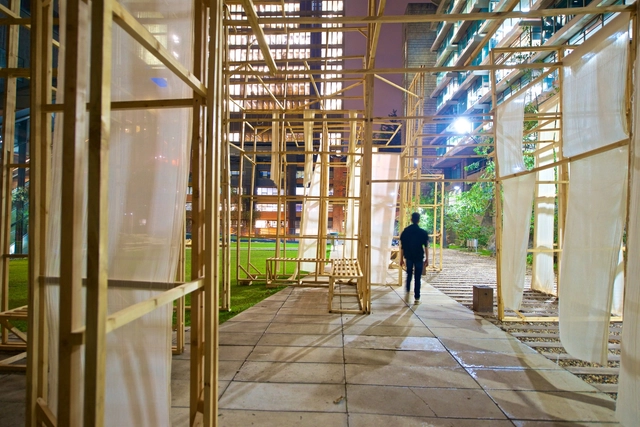 Estudiantes aprenden construyendo arquitectura efímera usando madera - Imagen Principal
