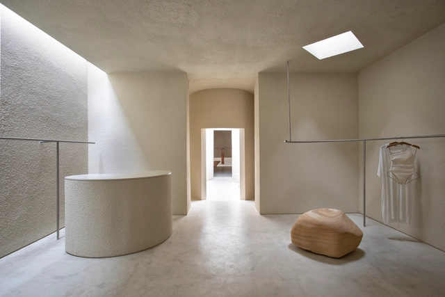 Haight Clothing Store / Entre Terras + Pablo Resende - Interior Photography, Retail Interiors, Door, Column