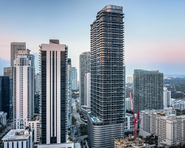Torre residencial Brickell Flatiron / Revuelta Architecture International - Fotografía exterior, Apartamentos, Fachada