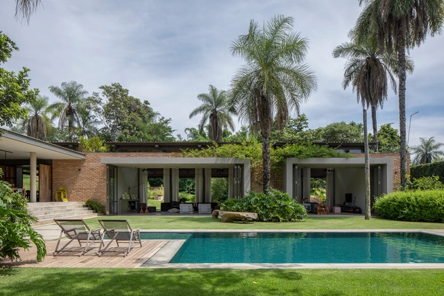 Casa Jaguariúna / Bernard Leroux Arquitetos - Fotografia de Exterior, Casas, Jardim, Fachada, Porta, Cadeira