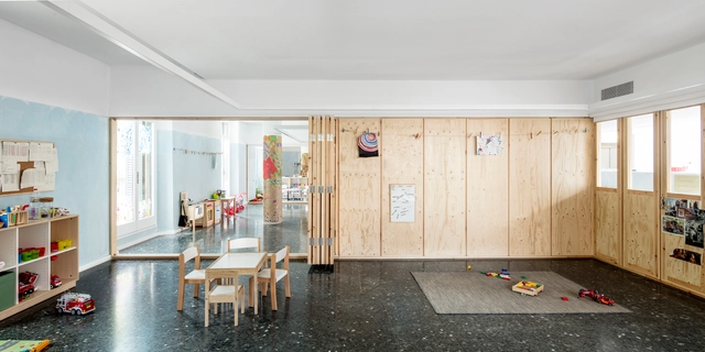 Escuela temporal Can Rosés  / Vora - Fotografía interior, Reconversión, Cocina, Puerta, Mesas, Sillas