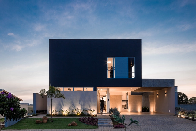 Casa 4.5   / Vertentes Arquitetura - Fotografia de Exterior, Casas, Porta, Fachada, Escada, Cadeira