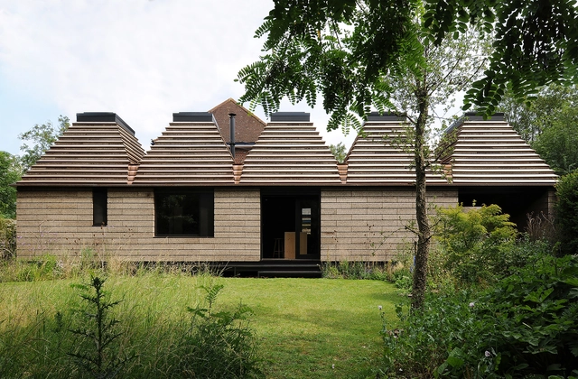 首个软木结构住宅，低碳负值的环保建筑 / Matthew Barnett Howland + Dido Milne + Oliver Wilton - 建筑图, 独立住宅, 花园