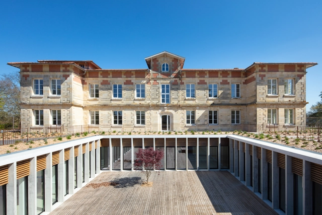 Repos Maternel Woman’s Shelter Extension  / Marjan Hessamfar & Joe Vérons architectes associés - Exterior Photography, Restoration, Deck, Facade, Fence, Handrail, Balcony