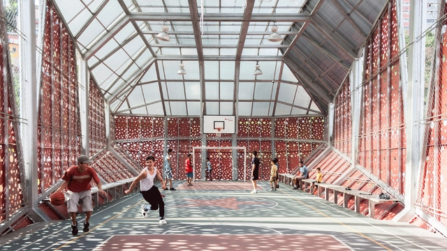 Nave multiprograma - Sistema vertical de plataformas deportivas y culturales  / Alejandro Haiek / LAB PRO FAB - Fotografía interior, Interiores Deportivos, Fachada, Barandas