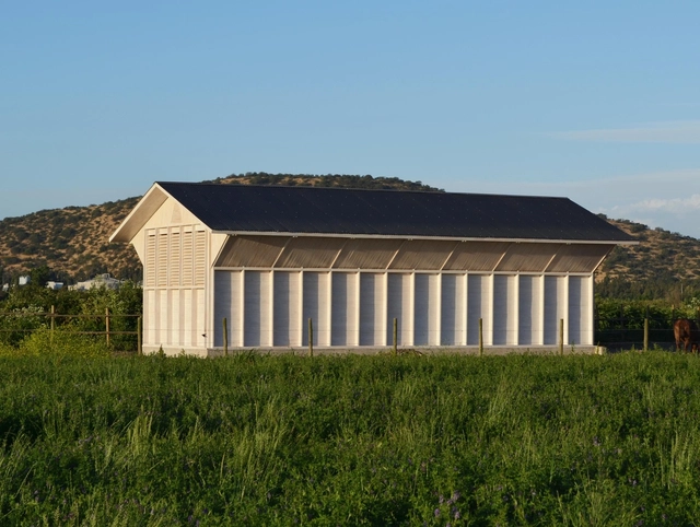 Granero el Tranque / José Ignacio Valdivieso - Fotografía exterior, Bodega, Fachada, Pilares
