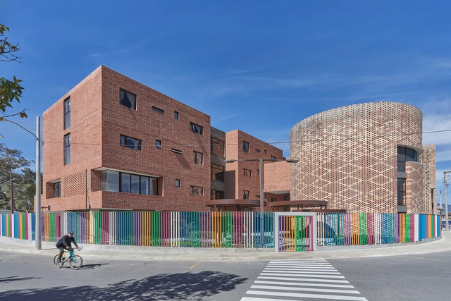 “麦当劳叔叔”社会住房 / Taller ACÁ + Little Coins - 建筑图, 社区中心, 表皮