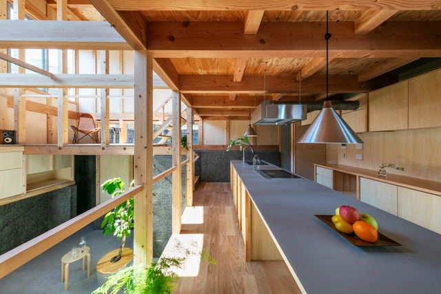 Casa com cinco muros de contenção / Kiyoaki Takeda Architects - Fotografia de Interiores, Casas, Cozinha, Viga