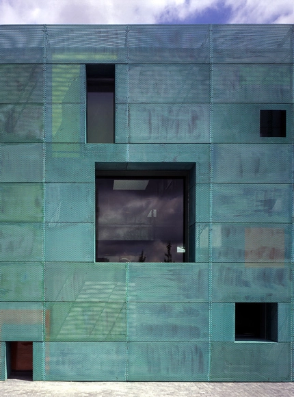From Red to Green: The Contradictory Aesthetics of Oxidized Facades - Featured Image