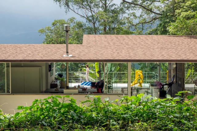 Residência Águas Claras / Rodrigo Simão Arquitetura - Fotografia de Exterior, Casas, Jardim, Fachada, Cadeira, Mesa, Banco