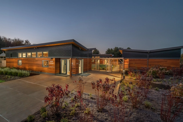 Slate School / Patriquin Architects - Fotografía exterior, Sustentabilidad, Jardín, Fachada